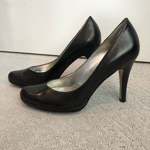 Tahari classic black leather pumps